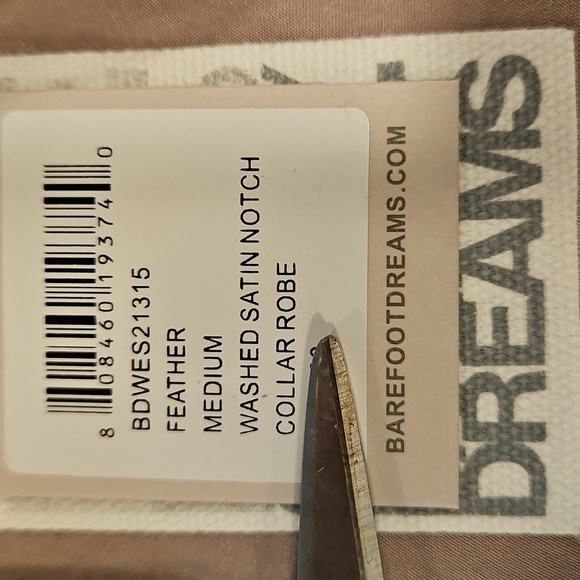 💕BAREFOOT DREAMS💕 Washed Satin Notch Collar Robe ~ Feather Medium M NWT - Picture 9 of 11